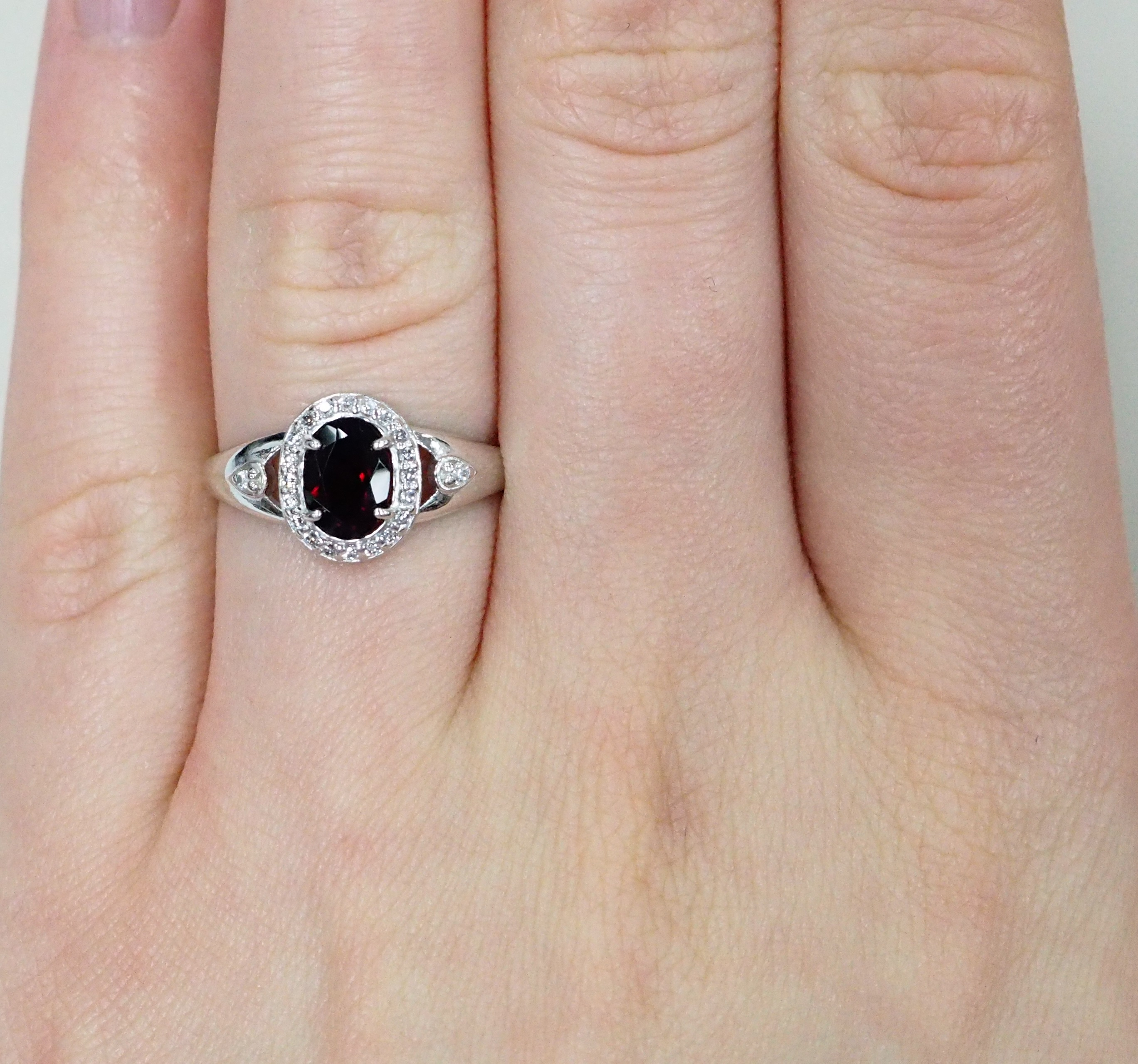 Серебряное кольцо с гранатом